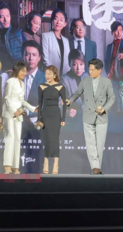 都是老不打光美颜个个真实，闫妮脸粗糙秦岚法令纹也深，都是老阿姨！