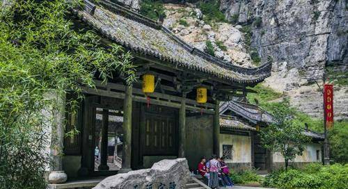 重庆悬崖秘境中的四合院，张艺谋砸重金在此取景，如今成热门景区