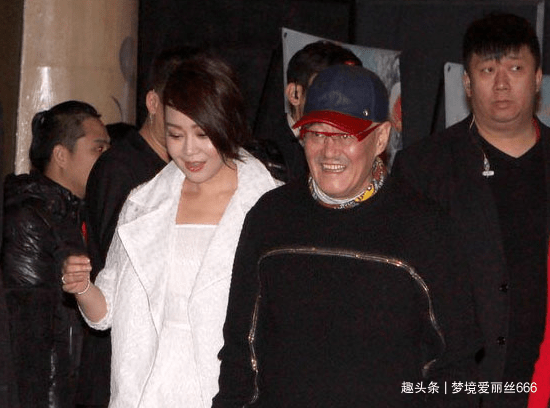 炊事班的故事|闫妮不再沉默，捅破与赵本山的“窗户纸”，难怪当了16年单亲妈