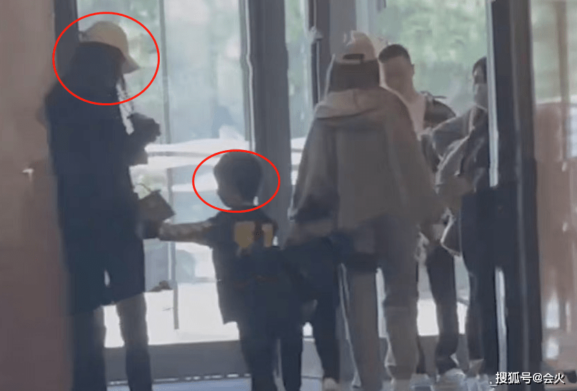 网友Baby带儿子去游乐园被拍！穿黑丝涂红唇打扮隆重，儿子侧脸像爸爸