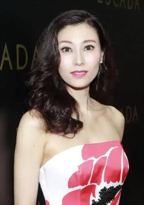 范更 李嘉欣真有阔太范，印花裙也能穿出高级感，波浪卷发更迷人