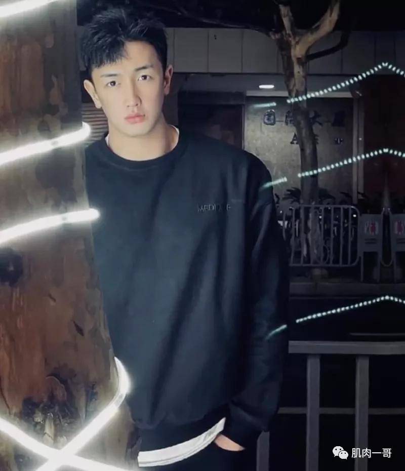 健身|194cm夜店猛男脱衣秀肉引发尖叫，这肉体谁顶得住啊