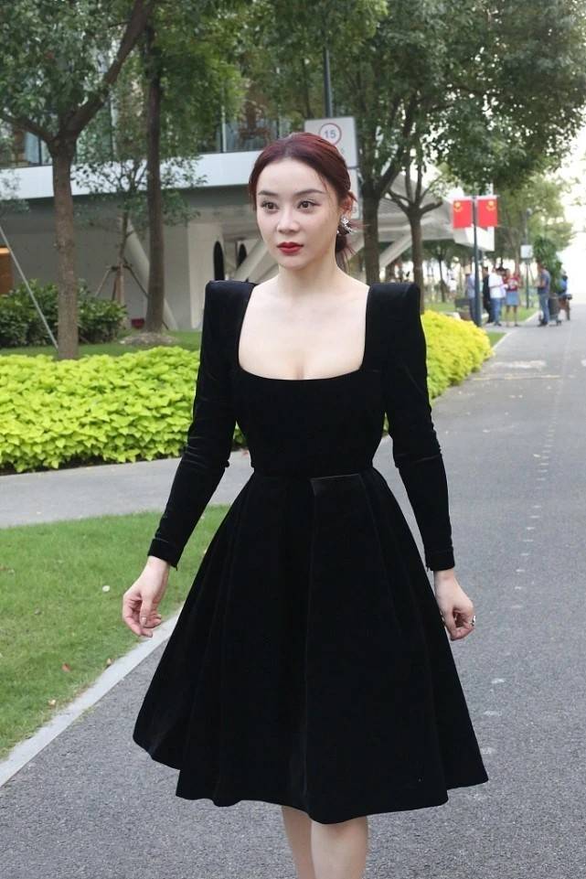 身材 袁姗姗颜值下滑真快，穿方领小黑裙显“老态”，身材倒是很抢镜