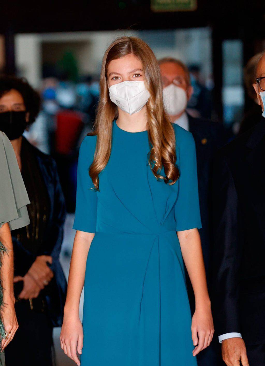 公主 莱昂诺尔公主与妹妹同穿裙子，赢在了裙短显活力，索妹打扮的显胖