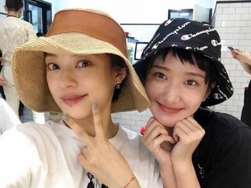 帽子孙俪在游乐园被拍，穿连帽皮衣搭毛衣，一身中年妇女的打扮！