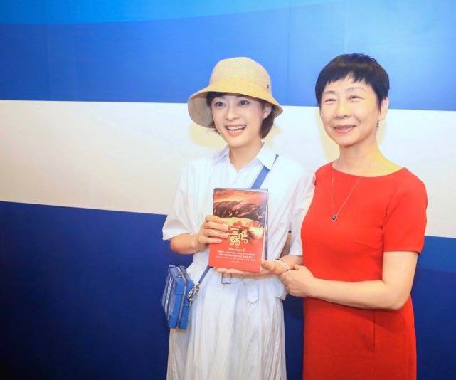 帽子孙俪在游乐园被拍，穿连帽皮衣搭毛衣，一身中年妇女的打扮！