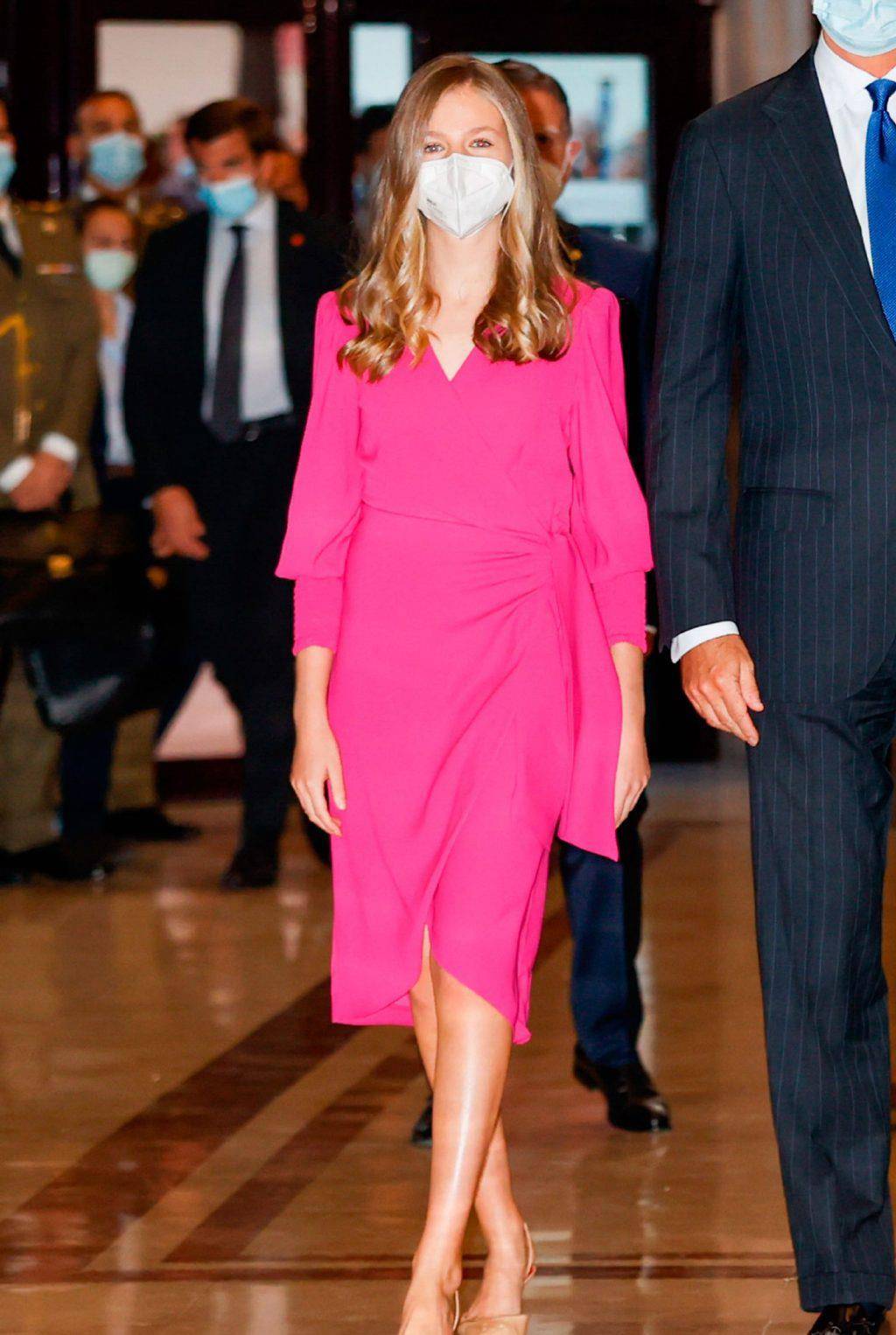 公主 莱昂诺尔公主与妹妹同穿裙子，赢在了裙短显活力，索妹打扮的显胖