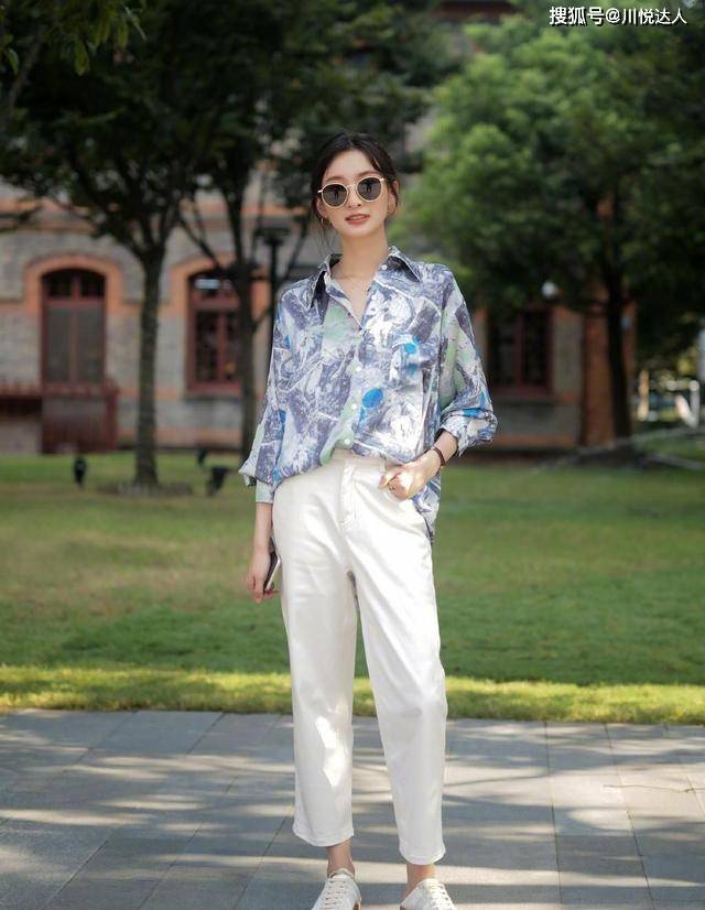 下装 总被嫌弃老土的“花衬衫”，穿对了原来这么美，比白衬衫更大气