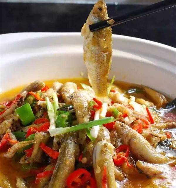 原创干锅小土豆,芝麻藕丝,泡椒嫩仔鱼,辣炒鸡丝的做法