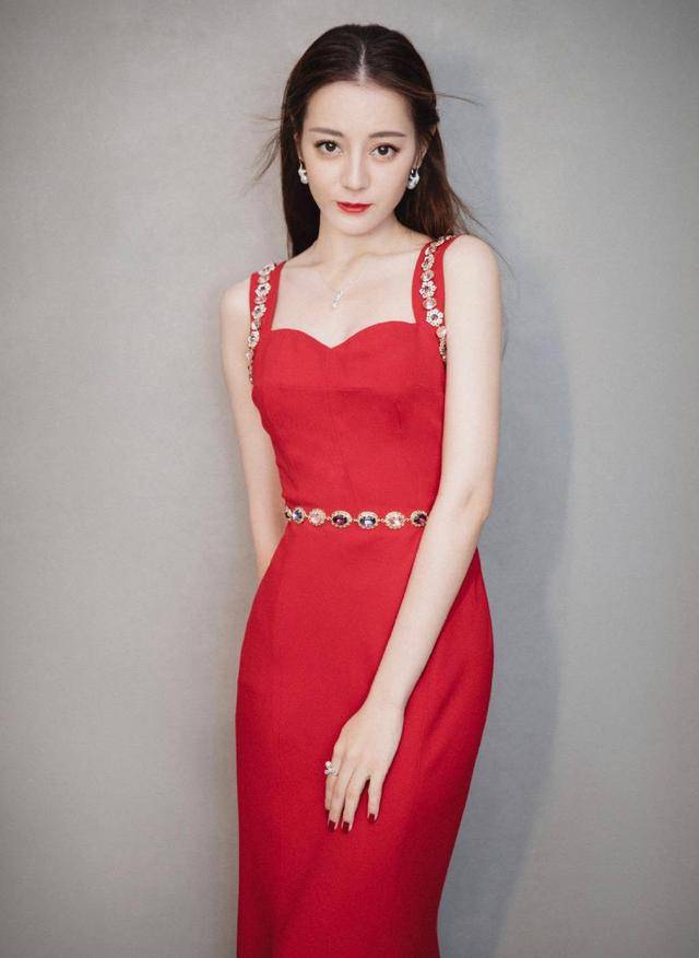 金色 迪丽热巴才是“尤物身材”，金色吊带裙大秀蝴蝶背，没有一丝赘肉