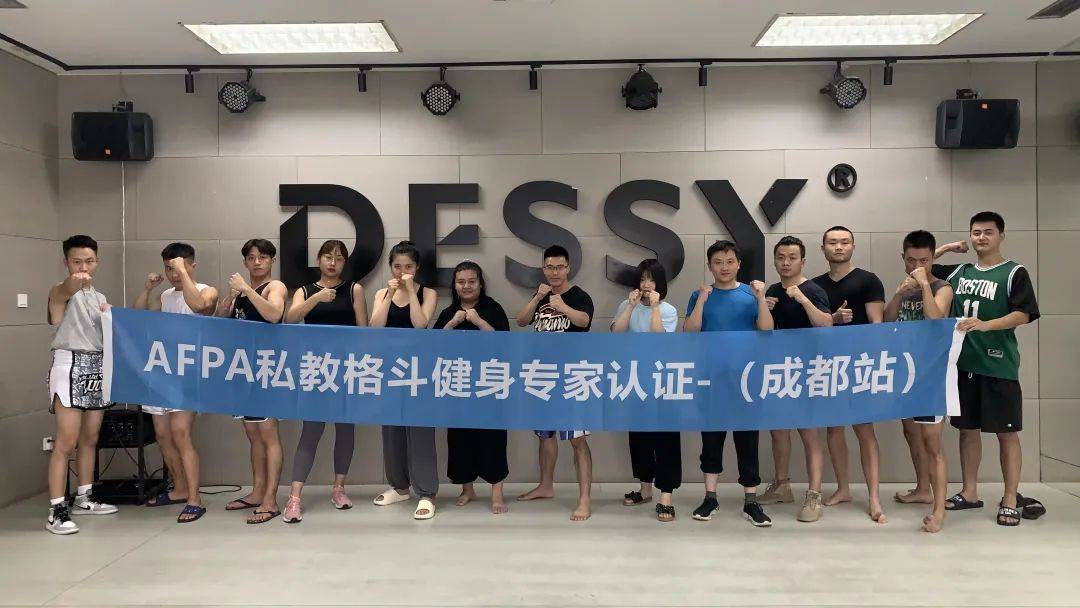 胖也不是原罪,只是相对于减肥药,抽脂等,我们可以像李欢一样选择更科