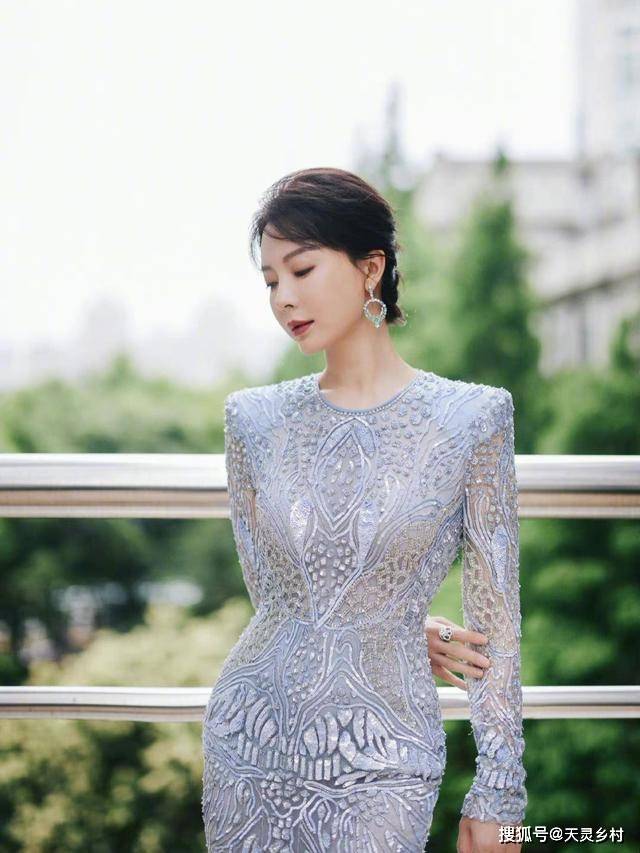 设计 中年女人穿“拖地裙”有多好看?陈数美得惊艳了时光,太抢眼