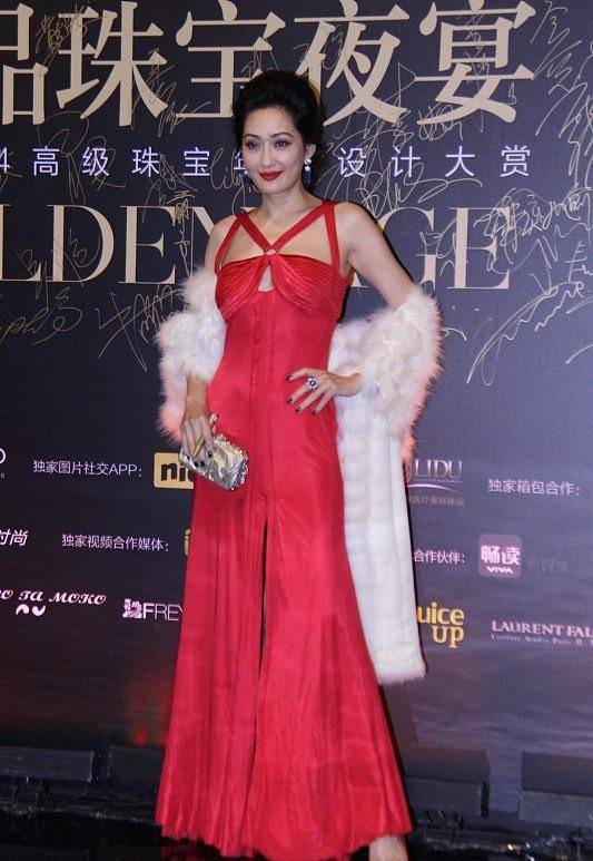 设计 孟广美虽然年纪不小了，但气场还是这么的高级，穿吊带裙身材不错