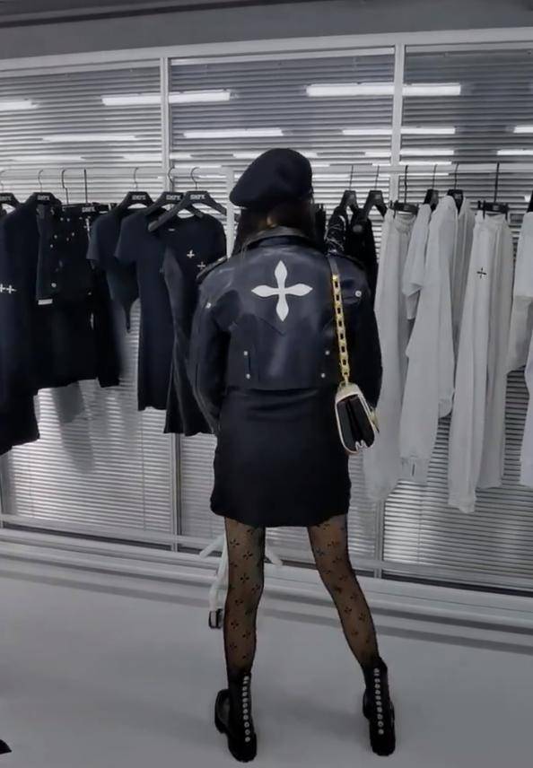 黑色 关晓彤精致打扮被吐槽土？夹克配短裙酷帅十足，黑丝让10分变8分