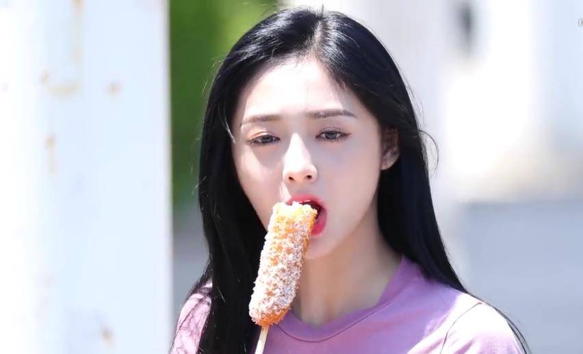 服装 周洁琼吃东西的时候，不注意形象，不过穿休闲风服装还是很时尚