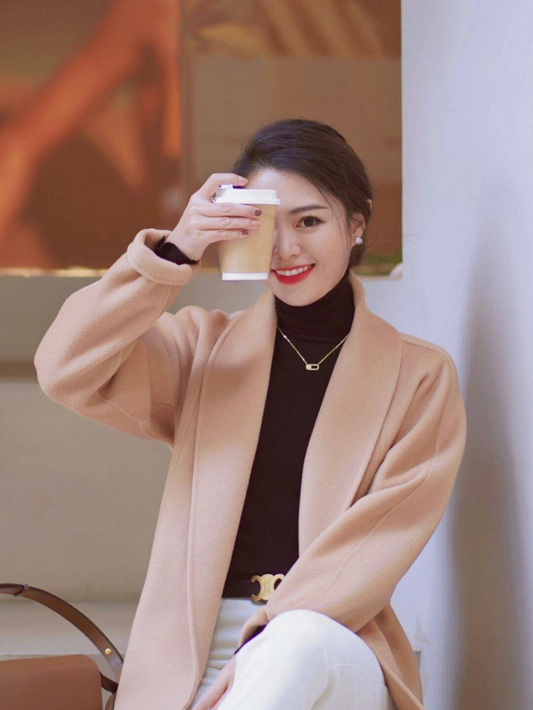 下半身 秋冬季的大衣搭配技巧,内搭黑色针织衫和白色牛仔裤,高级又时髦