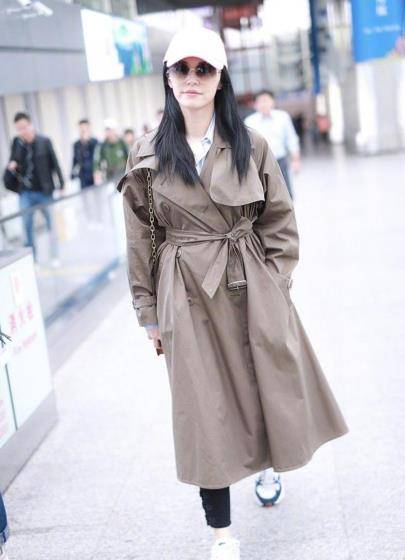 女王 薇娅穿风衣站C位又美又飒,不愧是带货女王,让她成全场焦点