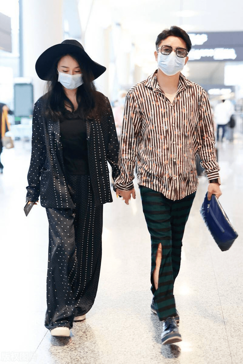 黑色 冉莹颖邹市明潮范十足,穿羽绒服十指紧扣走机场,俊男靓女太吸睛