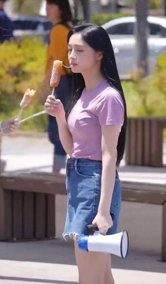 服装 周洁琼吃东西的时候，不注意形象，不过穿休闲风服装还是很时尚
