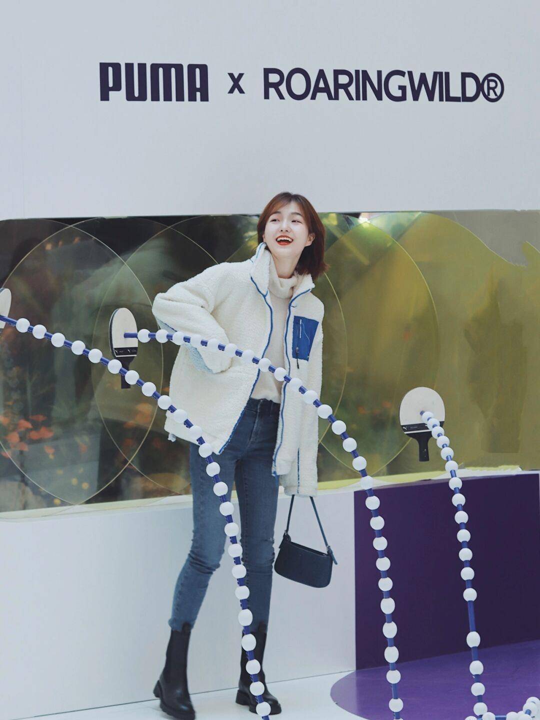 女生 秋冬穿搭指南!奶黄色连帽棉服+白色高领毛衣,保暖又时髦