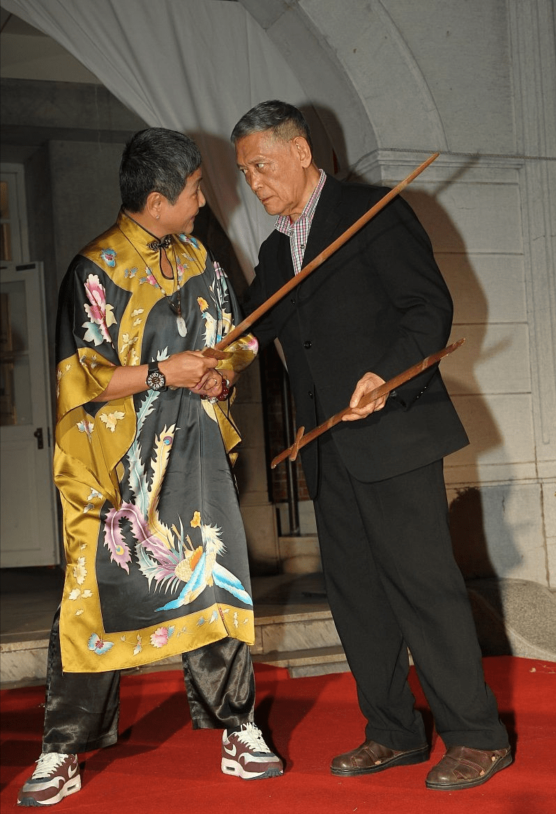 魅力 看不出郑佩佩大张艾嘉7岁，同框气场挺强的，穿国风长裙真似女雄