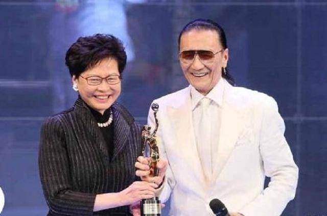 82岁谢贤称和小39岁女友从未分手 谢霆锋又尴尬躺