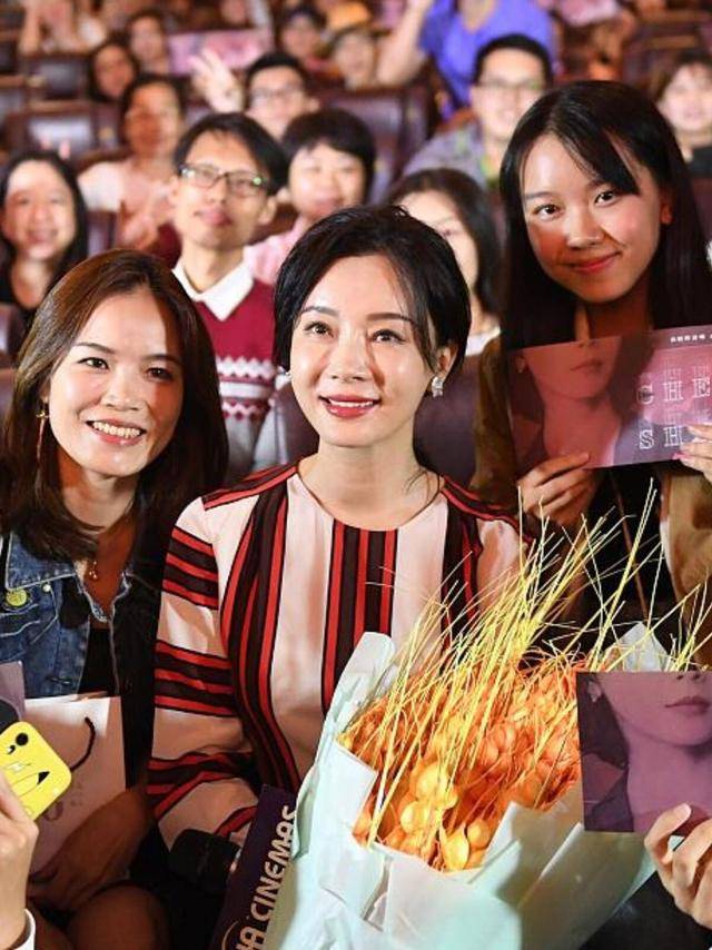 条纹 真正见过世面的女人，穿条纹衫很少配裙子，瞧瞧陈数就知道