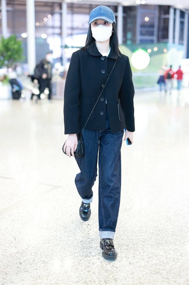 漆皮 董洁的衣品真好，短外套+牛仔裤精致时髦，秋季可以试试这样穿