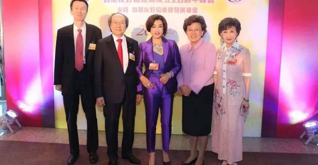 老公 刘晓庆保养得真好，穿紫色西装太时髦，和大13岁老公同框似父女