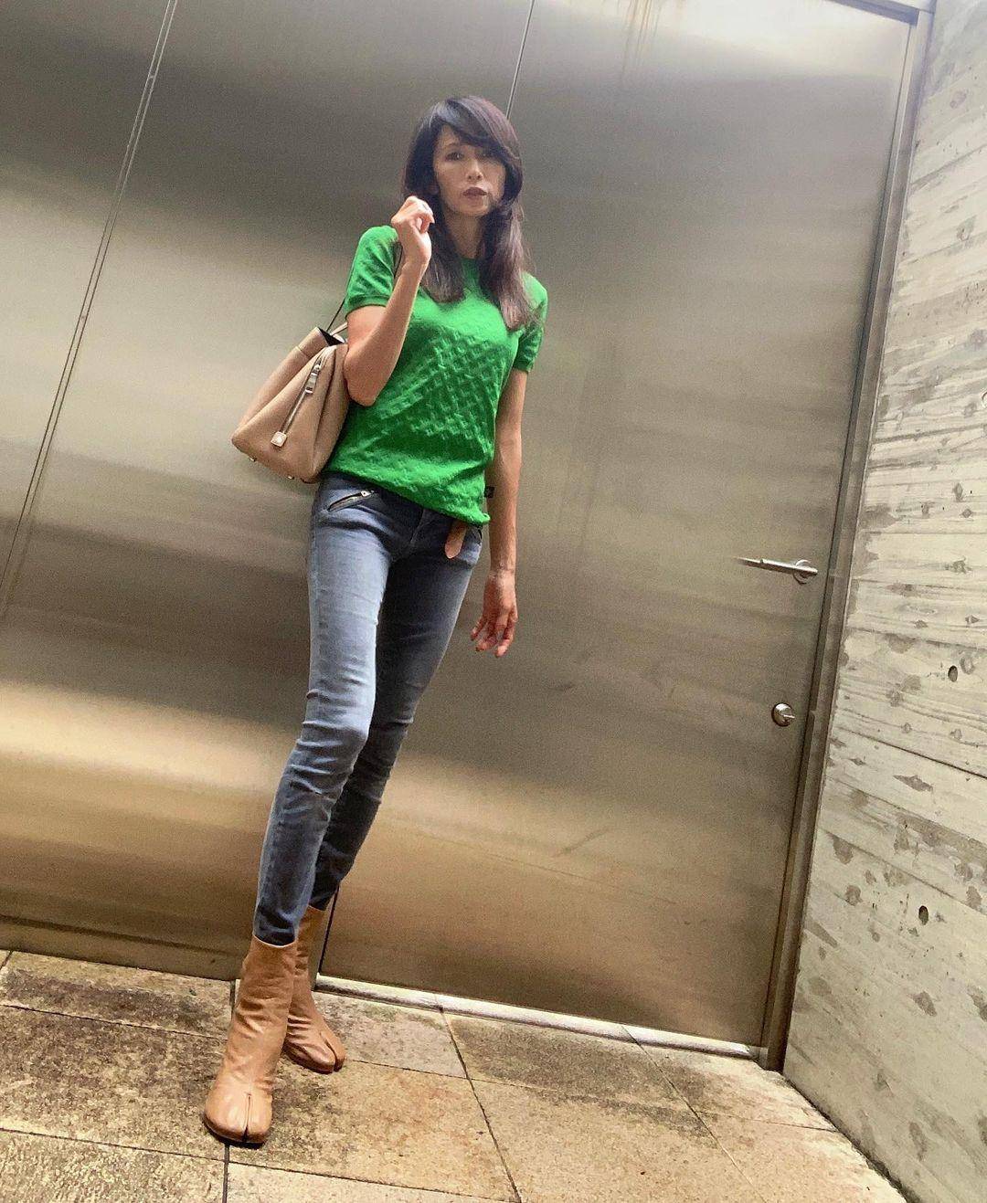 进行 工藤静香与木村拓哉结婚21年仍恩爱,穿小脚裤秀身材,比例完美