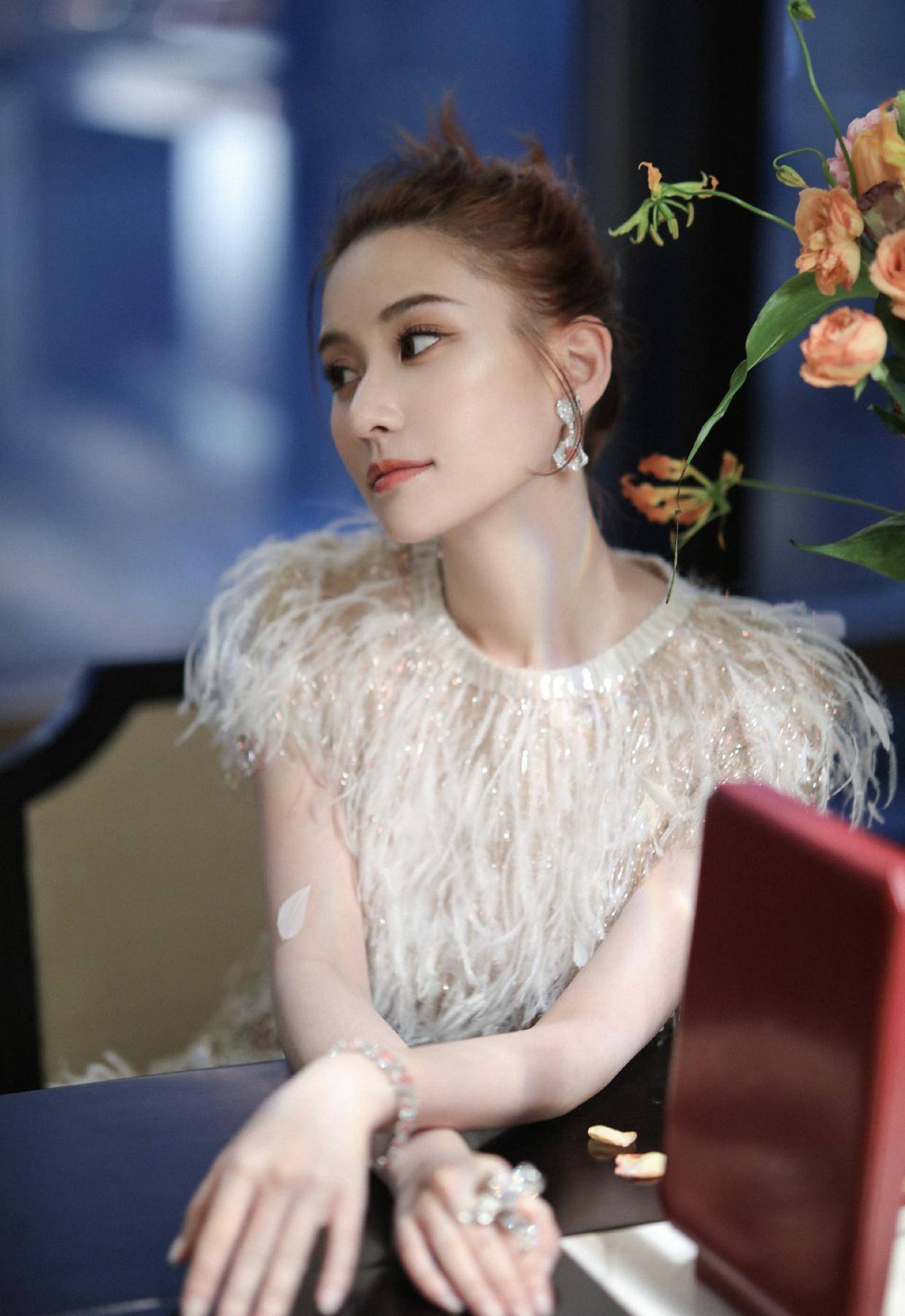 流苏 何超莲不愧是名媛，穿一袭白色流苏裙优雅如天鹅，太有千金气质