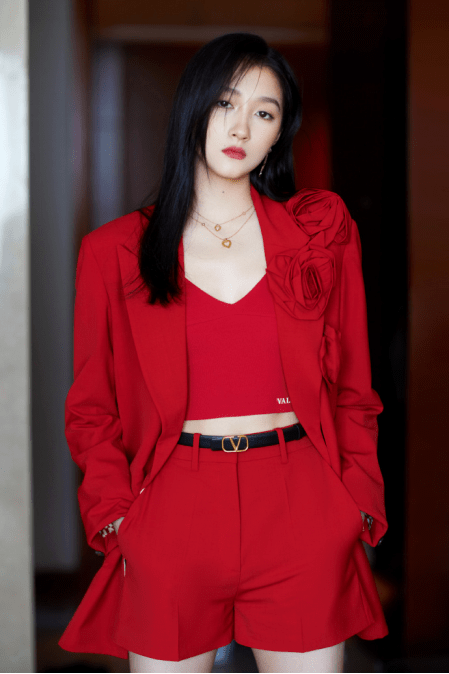 身材 关晓彤太绝了！大红色西装套装彰显成熟气场，怪不得鹿晗为之倾心