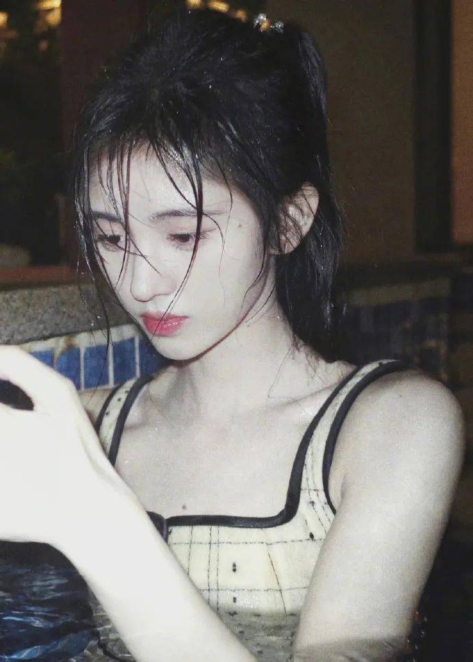 美人 都是伞下美人照！杨紫显得端庄优雅，鞠婧祎竟然有魅惑感，好神奇