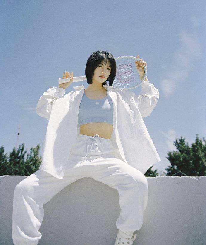 中性 华为小公主姚安娜风格大变,中性风走机场认不出,比男明星还帅气