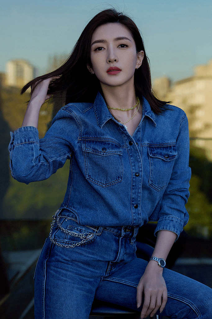 的比例 江疏影身材好太任性,穿一身牛仔套装扮酷,大长腿真是惹人羡