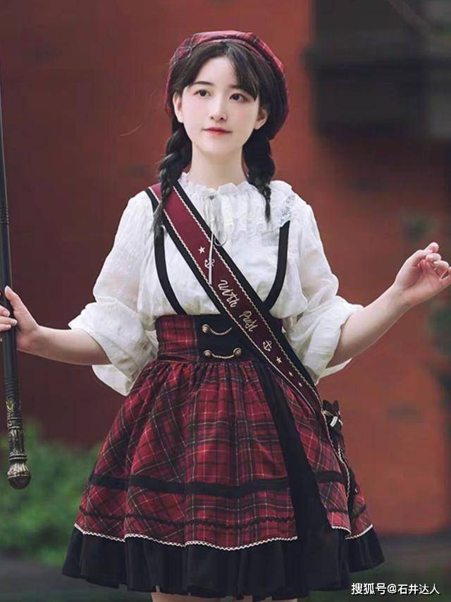 进行 有一种搭配叫“洛丽塔+缎带”，远看像服务员，近看却显贵气