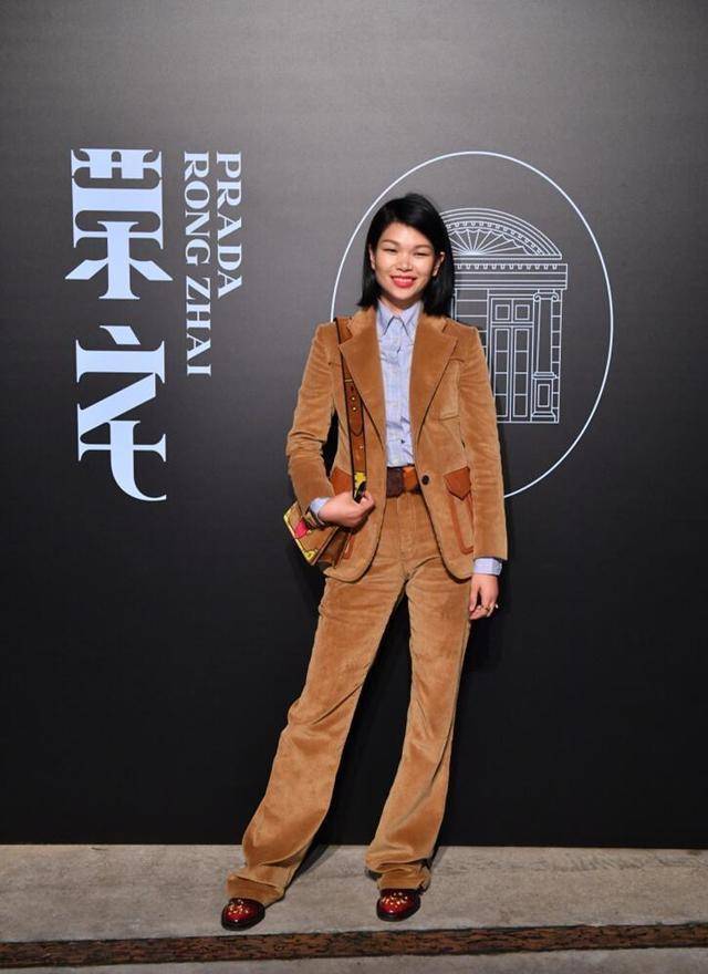 黑色 吕燕的品味真是没得说，白衬衫搭配黑色阔腿裤知性干练，利落大气