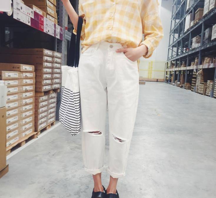 显得 在牛仔裤上来点破洞元素更显得时髦