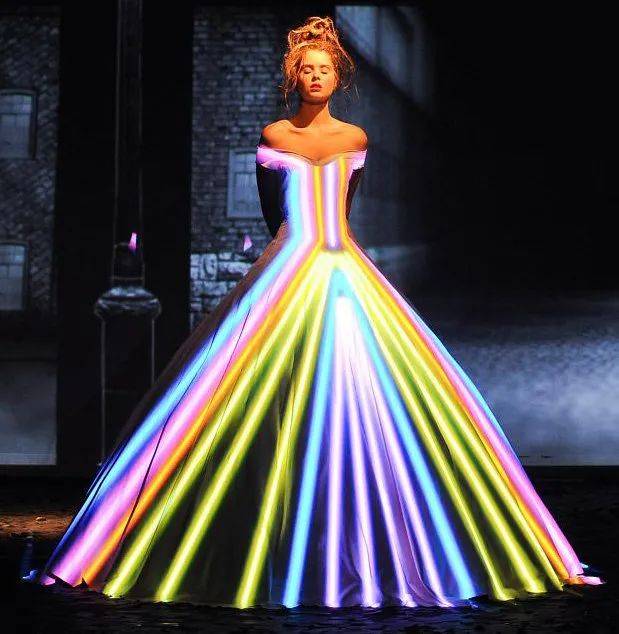 戏剧性 如此戏剧性的舞台表演，原来都是时装秀！