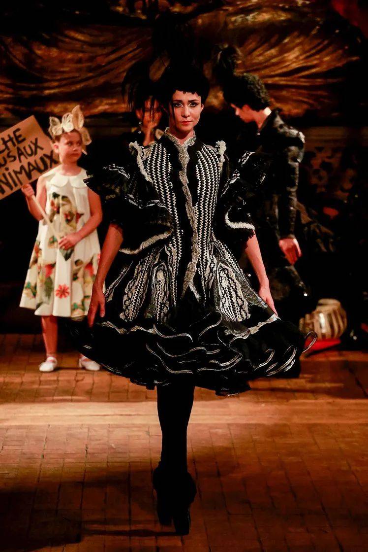 戏剧性 如此戏剧性的舞台表演,原来都是时装秀!