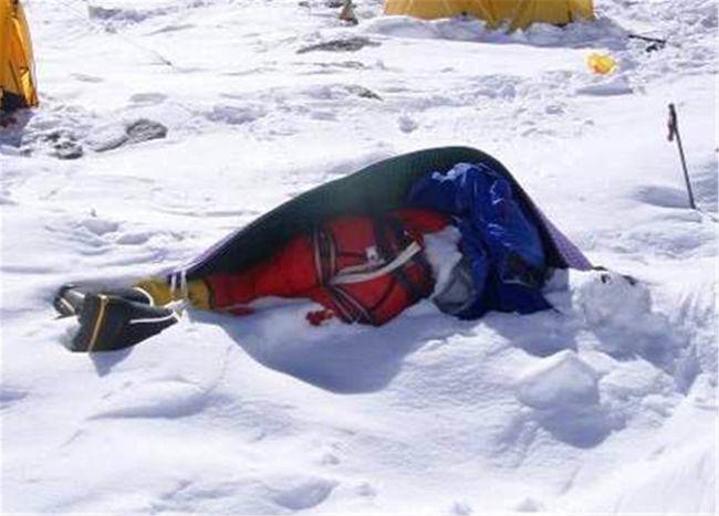 珠峰著名的遗骸：绿靴子，已成登山地标，时隔20多年为何不安葬？