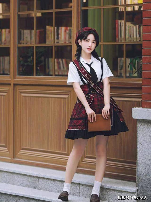进行 有一种搭配叫“洛丽塔+缎带”，远看像服务员，近看却显贵气