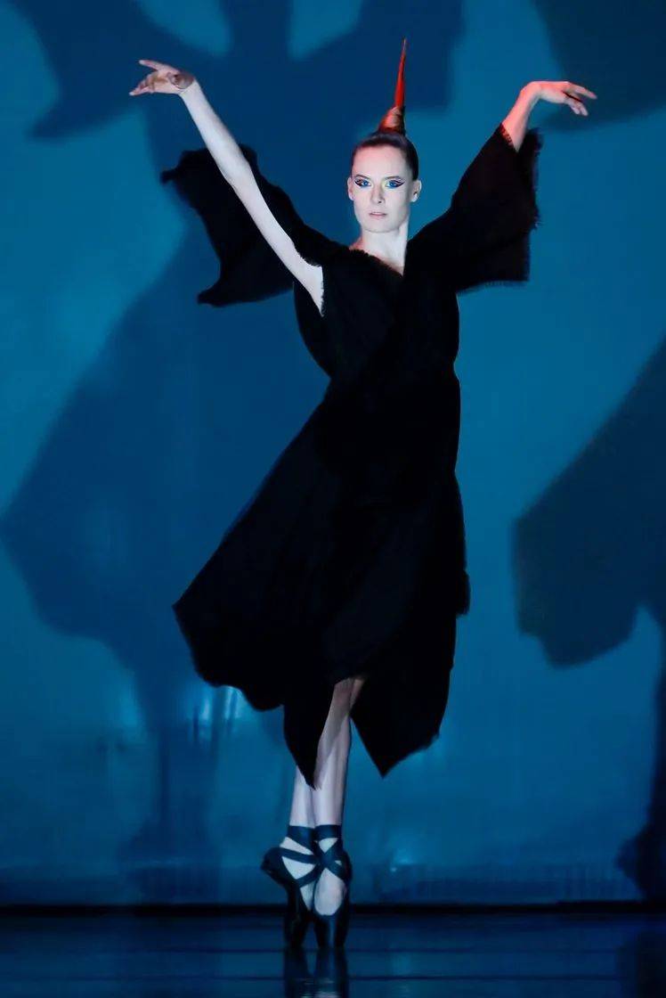 戏剧性 如此戏剧性的舞台表演,原来都是时装秀!