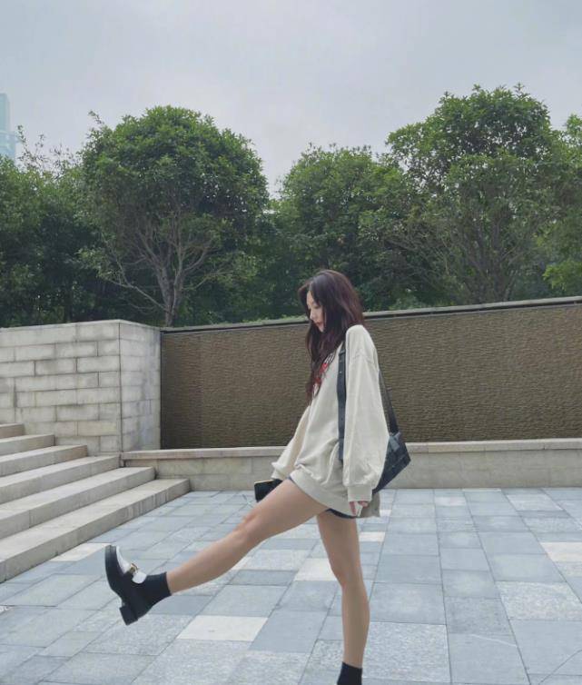 舞台 王霏霏为秀腿,穿的裤子只有1厘米,这谁驾驭得了