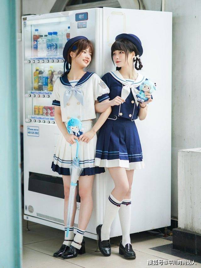 安然和党妹又穿同款洛丽塔,一个很可爱,一个很温柔,好养眼