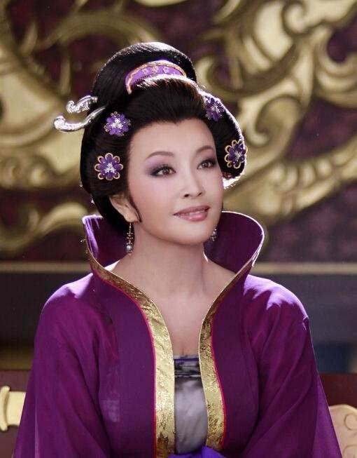 老公 刘晓庆保养得真好，穿紫色西装太时髦，和大13岁老公同框似父女