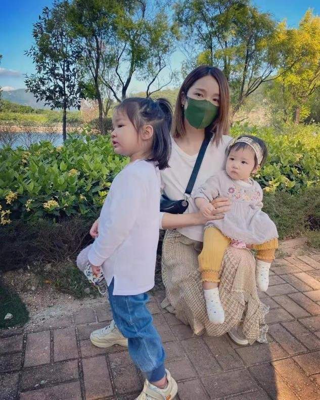 白卫衣 王祖蓝娇妻带女儿遛弯，父女仨一个样太喜感，她留长发太温柔了