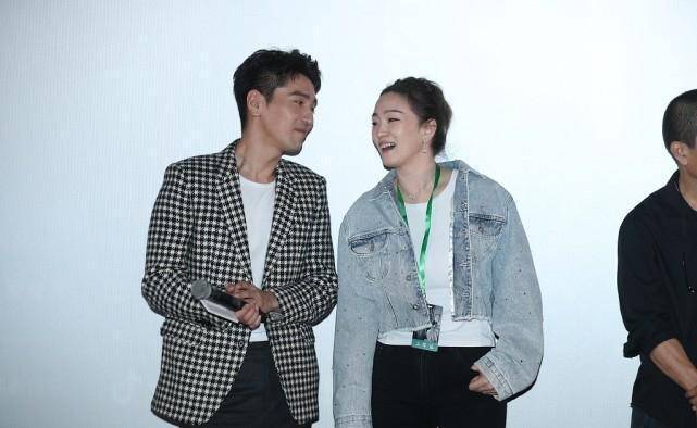 身材 巩俐打扮起来还像刚出道的样,廓形夹克配T恤,比年轻小花还抢眼