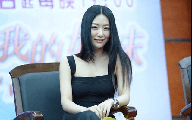 黑色 白冰穿黑色吊带裙上节目，头发披肩气质迷人，皮肤白皙成全场焦点