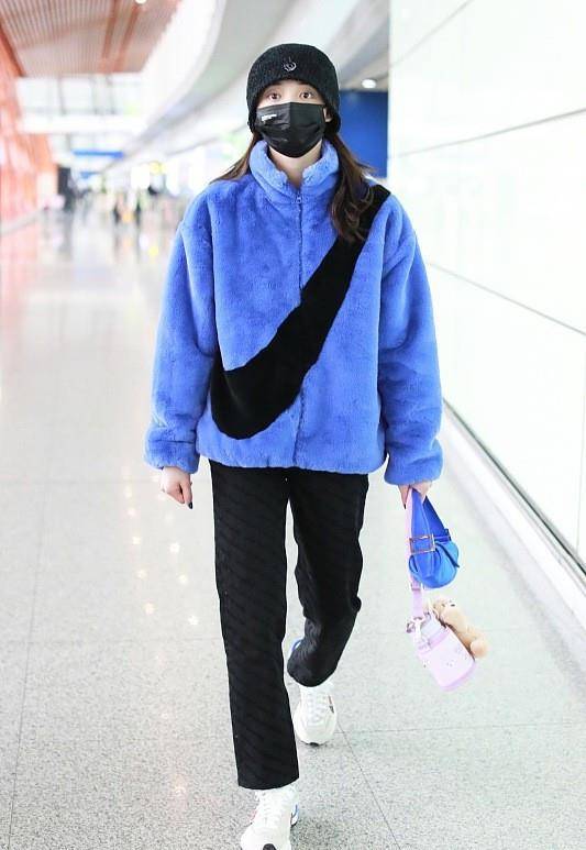 服装 周洁琼吃东西的时候，不注意形象，不过穿休闲风服装还是很时尚